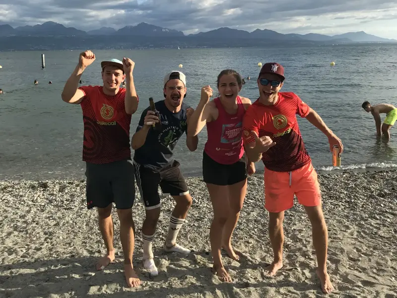 Four roundnet players celebrating on the beach of Lake Geneva in Lausanne, August 2020