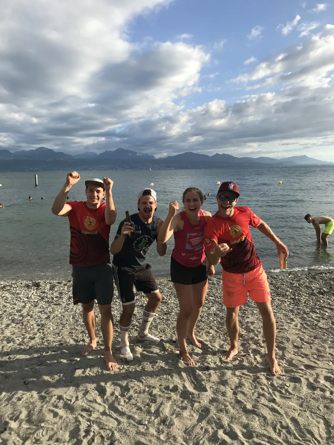 Four roundnet players celebrating on the beach of Lake Geneva in Lausanne, August 2020