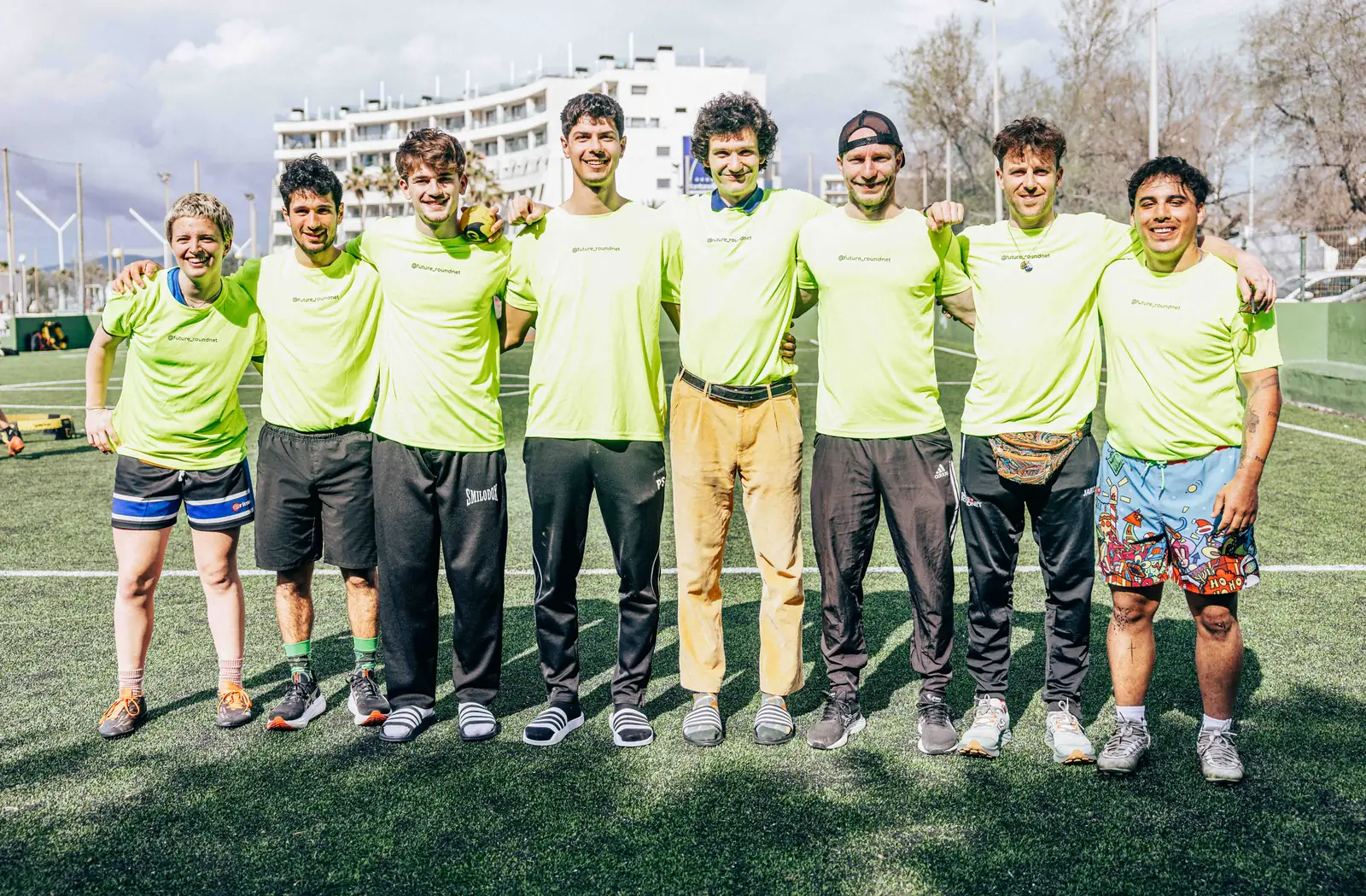 Das Trainerteam von Future Roundnet, Arm in Arm auf dem Feld bei FRESH 26 auf Mallorca